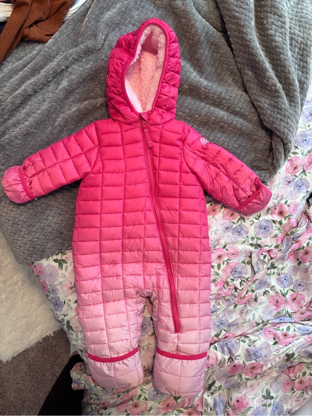 NWOT Snozu Pink Ombre/Sherpa Lined Baby Snowsuit. 9-12 Months.